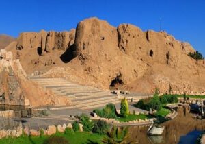احیای بنای ۲۸۰۰ ساله قلعه دختر و اردشیر در کرمان ستودنی است