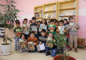 لذت ورق زدن کتاب برای کودکان در کتابخانه فرهنگسرای الغدیر