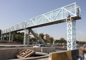 نصب و تکمیل عرشه پل عابر پیاده روی ایستگاه بی.آر.تی شهید تراب