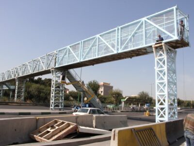 نصب و تکمیل عرشه پل عابر پیاده روی ایستگاه بی.آر.تی شهید تراب