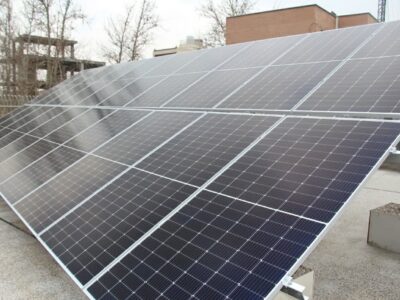 راه‌اندازی پنل خورشیدی ۲۰ کیلوواتی برق در منطقه ۱۱ اصفهان
