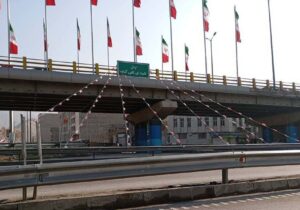 فضاسازی شهر با آذین‌بندی و اهتزاز پرچم ایران اسلامی در منطقه ۲۰