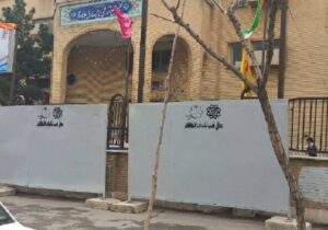نصب سازه‌های موقت تبلیغات انتخاباتی در معابر پرتردد منطقه۲
