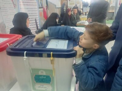بازدید رئیس شورای اسلامی شهر از ستاد پشتیبانی انتخابات مستقر درساختمان اداری منطقه ۵