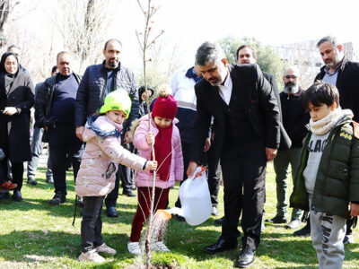 آیین نمادین کاشت درخت منطقه ۱۱ در بوستان رازی برگزار شد