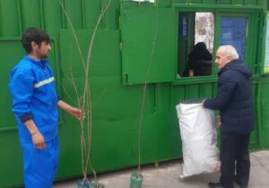 اهدای نهال به شهروندان در غرفه‌های بازیافت منطقه۹