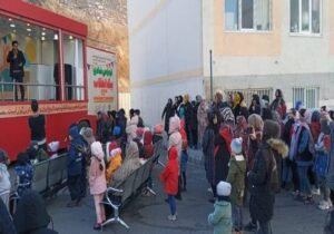 اجرای برنامه اتوبوس شادی در محوطه خانه سلامت ارم