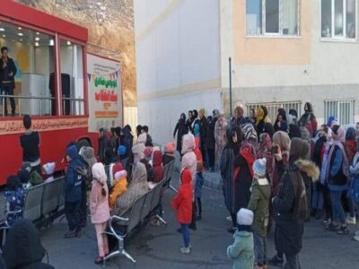 اجرای برنامه اتوبوس شادی در محوطه خانه سلامت ارم