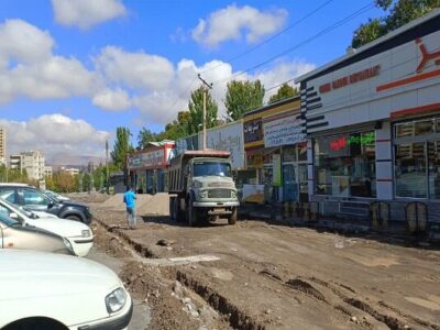 زیرسازی پیاده روهای میدان بزرگ ائل گلی توسط شهرداری منطقه ۲