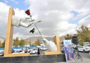 دست مهر، پیام برای فرزندان ایران است