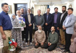 جشن تولد ۸۲ سالگی مادر شهید «احمد نراقی» با حضور شهردار منطقه ۱۵ برگزار شد
