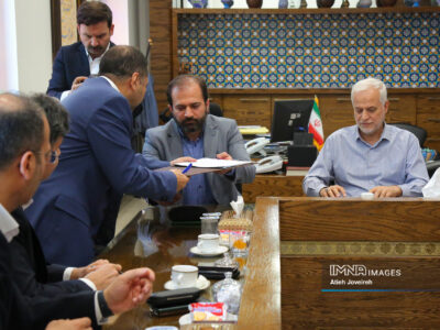 جلسه انعقاد قرارداد خرید ۵۰ دستگاه اتوبوس بی‌آرتی برای اصفهان