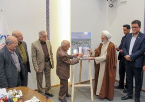 کتاب «عرفان مجسم، از خاک تا افلاک» در صحن شورای شهر اصفهان رونمایی شد
