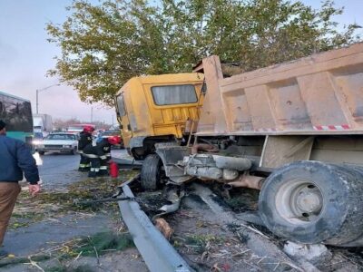 برخورد کامیون با ۹ درخت حاشیه بزرگراه شهید اردستانی در اصفهان / حادثه تلفات جانی نداشت