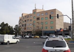 نصب چراغ‌های راهنمایی و رانندگی در میدان امام حسین(ع)