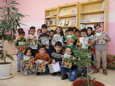 لذت ورق زدن کتاب برای کودکان در کتابخانه فرهنگسرای الغدیر