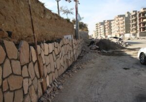 پیشرفت ۶۰ درصدی احداث دیوار سنگی در کوی سوسنگرد رسالت