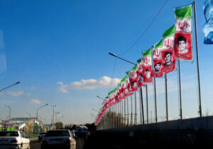 اهتزار تصاویر ۲۰۰ آلاله سرخ بهشتی بر فراز پل های شمالغرب تبریز