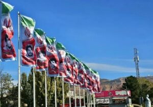 نصب پرچم ایران منقش به تصاویر شهدا در ورودی منطقه تاریخی فرهنگی تبریز