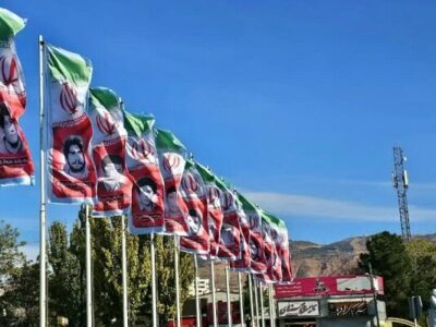 نصب پرچم ایران منقش به تصاویر شهدا در ورودی منطقه تاریخی فرهنگی تبریز