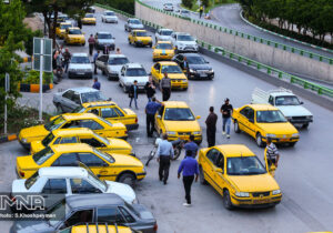 توزیع رایگان دستگاه کارت‌خوان بین رانندگان تاکسی در اصفهان
