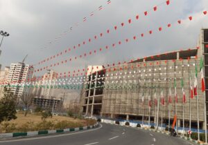 آذین‌بندی معابر منطقه ۲۲ همزمان با دهه مبارک فجر/ ۷ هزار متر پرچم ریسه‌ای در معابر منطقه۲۲ نصب شد