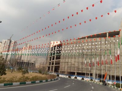آذین‌بندی معابر منطقه ۲۲ همزمان با دهه مبارک فجر/ ۷ هزار متر پرچم ریسه‌ای در معابر منطقه۲۲ نصب شد