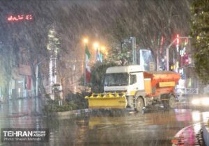 انجام چند مرحله شن‌پاشی در معابر شمالی تهران؛ شهروندان از تردد غیرضرور در منطقه ۱ خودداری کنند