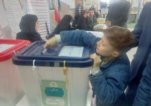 بازدید رئیس شورای اسلامی شهر از ستاد پشتیبانی انتخابات مستقر درساختمان اداری منطقه ۵