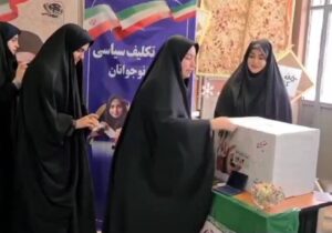 برگزاری جشن تکلیف سیاسی رای اولی ها در مدارس منتخب منطقه۱۳